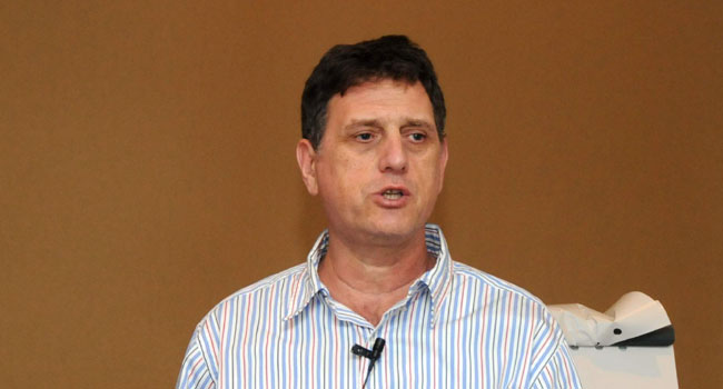 שלומי קוארטלר, המנכ"ל של דל ישראל, מנחה את האירוע ומחלק את המשימות לקבוצות העבודה המורכבות ממנהלי השותפים ומנהלי דל המטפלים בהם