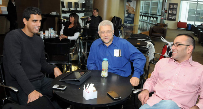 נצפו כבר בביזנס לאונג' של אל-על בנתב"ג, משמאל: שי נוני - מנהל פעילות דטה-דומיין של EMC בישראל, יעקב כהן מ-EMC ויריב הרוש ממטריקס