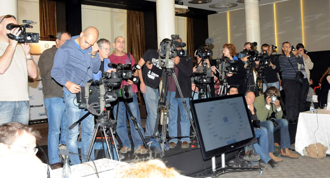 הבמה צפופה. גם תיעדו בווידיאו ובסטילס וגם פרסמו. עכשיו עם שוך ההבזקים, ההצהרות והכוונות הטובות, הגיעה עת הפשלת השרוולים והעבודה לתוצאות שהרי "אין דבר בחוק הישראלי המפלה את הערבים. מה שמפלה את הערבים זה הפער הכלכלי ואנחנו מוכרחים לתקן האפליה הזו. צירוף ערביי ישראל לענף ההיי-טק הוא בבחינת צו השעה", אמר שמעון פרס, נשיאנו המבריק תמיד