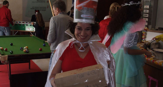 ורד רחמים, שהתחפשה למלכת כרטיסי הצילום של מפעיל, זכתה במקום הראשון בתחרות התחפושות ובנטבוק של טושיבה