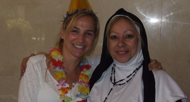 שלי שחר, יו"ר מפעיל, והנזירה ההרה, אתי כהן, שזכתה במקום השני ובמצלמת וידאו של טושיבה