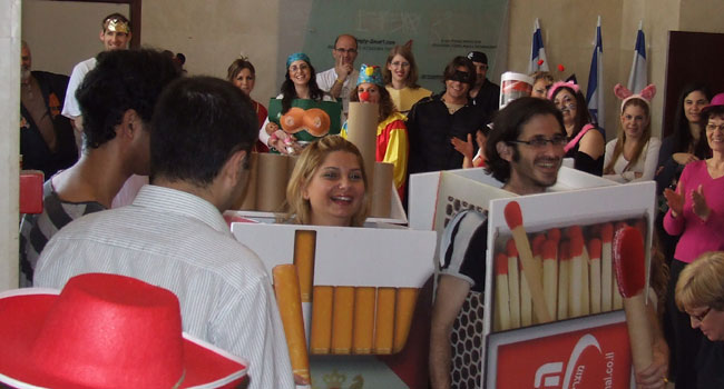 מורן ביטון ואבי דוד - מחופשים לערכת עישון