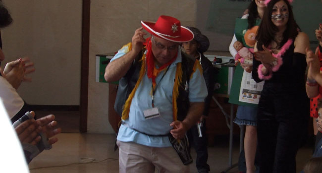 גם המנכ"ל של מפעיל התחפש. קבלו את השריף בלפור מור על השטיח האדום