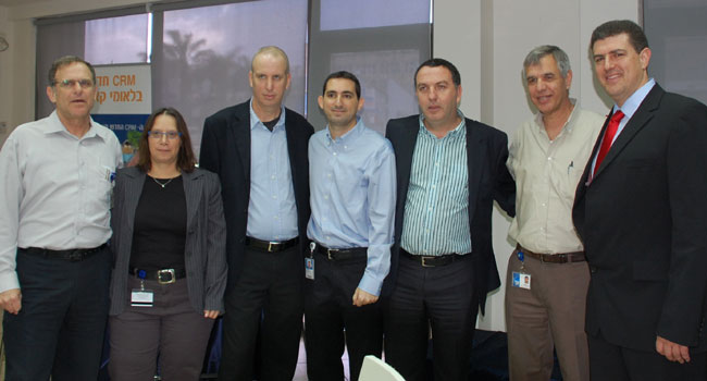 מימין: אורן דרור, סמנכ"ל מכירות ושותפים עסקיים במיקרוסופט ישראל; שמוליק קרא, משנה למנכ"ל לאומי קארד; דני כהן, מנכ"ל לאומי קארד; דודו בן אבו, ארכיטקט בכיר במיקרוסופט; אודי אשכנזי, מנהל חטיבת הטלקום ו-CRM במטריקס; ורדית ווזנר, מנהלת אפקט דינמיקס CRM במטריקס; ואשר רשף, סמנכ"ל מערוכת מידע בלאומי קארד