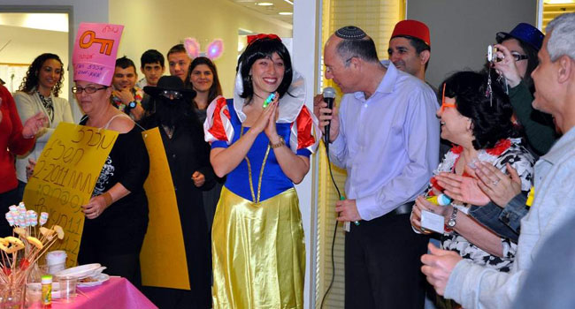 אודי וינטראוב מנכ"ל אומניטק במרכז התמונה יחד עם סיגי פריזנט, חשבת גביה והנהלת חשבונות