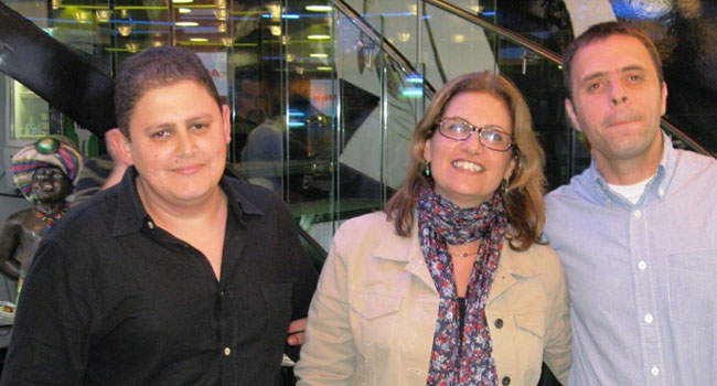 רונית חיות, מנהלת משאבי האנוש של נטקום, בתמונה משותפת עם תומר נורי, סמנכ"ל הטכנולוגיות של החברה (משמאל) ומשה אסרף, מנהל שותפים עסקיים במק'אפי ישראל