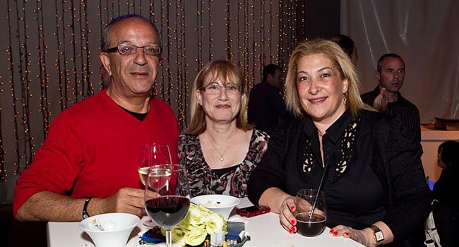 ניצפו חברים. משמאל: איציק כהן, כיום יועץ בכיר ובעל חברת E4all, המייעצת בהתקשרויות ממשל וספקים בעידן ה-E, בארץ ובעולם, ולצידו מכרות