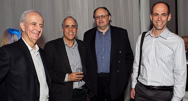 ניצפה הרכב בכירי יבמ, שותפה טכנולוגית בכירה של אינטל בעולם ובארץ. משמאל: מאיר ניסנסון, מיכאל אורן ("ר" בקמץ), מנהל GTU ישראל; סרג'יו קלאודיאן, מנהל חטיבה ביבמ ומנו שוורץ, קצין בכיר המשתחרר מ-ממר"ם