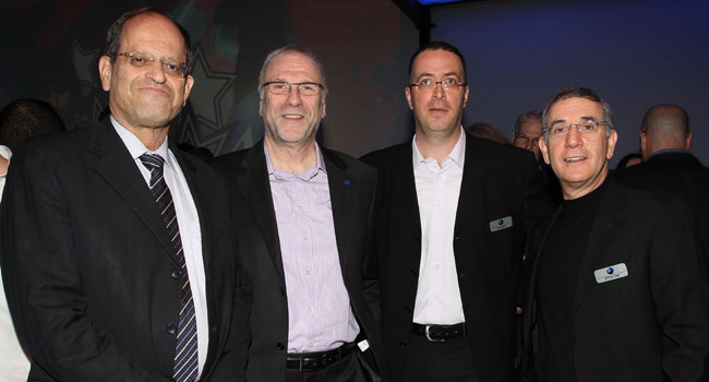 מימין: שכי גרליץ, גיא דנציג, סמנכ"ל בכיר ומנהל מגזר CDO בנס ישראל, אפי קוטק וחזי כאלו, מנכ"ל בנק ישראל