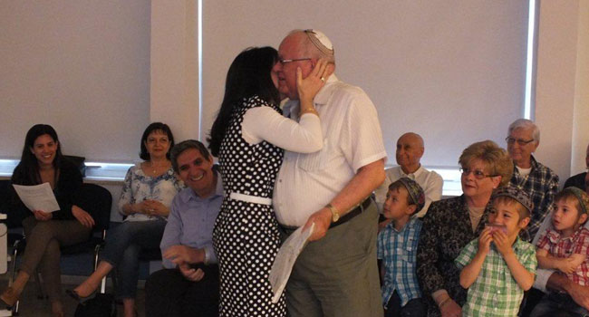 הפתעה. שלושה ילדים למנחם לנדאו, שני בנים ובת ו-14 נכדים. בתו נמצאת בארה"ב וההפתעה, באמצע הברכות היא הופיעה. מנחם הופתע. חיבוק ונישוק