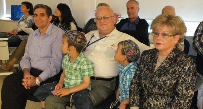 למסיבת הפרישה הגיעה משפחתו של לנדאו, במרכז, ואשתו, מימין, בהרכבה המלא, למעט בתו ששוהה בארה"ב. משמאל, משה זעירא, מנכ"ל מלן עד לאחרונה