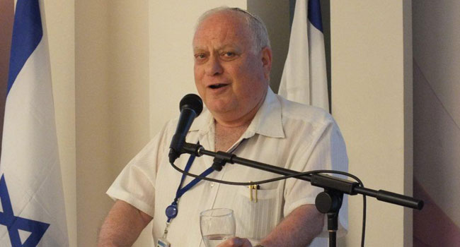 לנדאו על הבמה מחזיר ברכות ואהבה לכל אנשי מל"ן