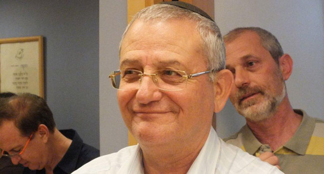 מאזין ומחייך בהנאה איקו חסון, סגן בכיר לראש מנה"ר לזרועות אוויר ומודיעין, שהוא גם מנהל רכש המיחשוב ויו"ר ועד העובדים