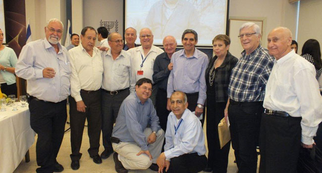 הגברדיה הוותיקה, מנמ"רים ובכירים, חלקם בגמלאות, במרכזי המיחשוב הממשלתי. עומדים מימין: שאול לביא, ממר"ם; אברהם טמיר, מלם; דורית כהן; משה זעירא; יונה קליפר, משרד העבודה; מנחם לנדאו, חתן האירוע; אפרים, ממר"ם; נחמן אורון, מנהל מקרקעי ישראל; ברוך גינדין, גרטנר; דן תל-ניר, קמ"ג שורק, כורע מימין: שמוליק חכים, מנמר מנה"ר