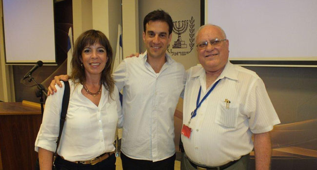 מימין: לנדאו ממשיך להיפרד מעמיתיו הטובים במל"ן למשל, מענת פישמן, סגנית ר' אגף מל"ן לתפעול, תמיכה ותקציב, הנצפית משמאל. במרכז אחד מצעירי מל"ן