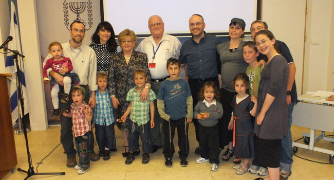 משפחת לנדאו בהרכב מתוגבר למעט הילדים של הבת שבארה"ב. היא עצמה הגיעה והפתיעה