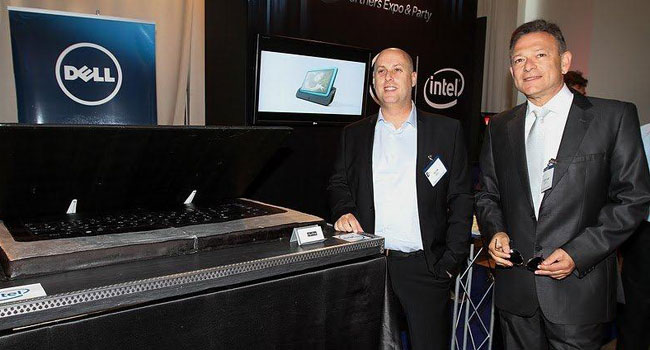 רוזנקרנץ ואורן לוי מדל ישראל ליד עוגת מחשב נייד ענקית