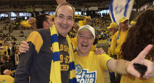 תמונה היסטורית וגם אשליה אופטית: לייזי אורן גבוה מזיו מנדל? נכון, כי הראשון עומד והשני יושב. בגמר המכבים נפלו שדודים ליוונים