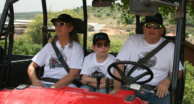 ירון הירשזון, מנכ"ל משותף בליבי, עם רעייתו ובנו הצעיר