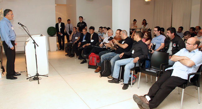 רפי חיון מרצה לעיתונאים על התקדמות סמסונג בישראל 