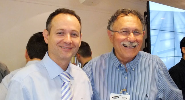 העתיד הוא גם בדור ההמשך. מימין: רפי חיון, מנכ"ל קבוצת חיון, וברוך (בוקי) חיון, מנהל הפיתוח העסקי של קבוצת חיון. בוקי הציג במסיבת העיתונאים את המסכים החדשים של סמסונג ובראשם את סדרה 950 