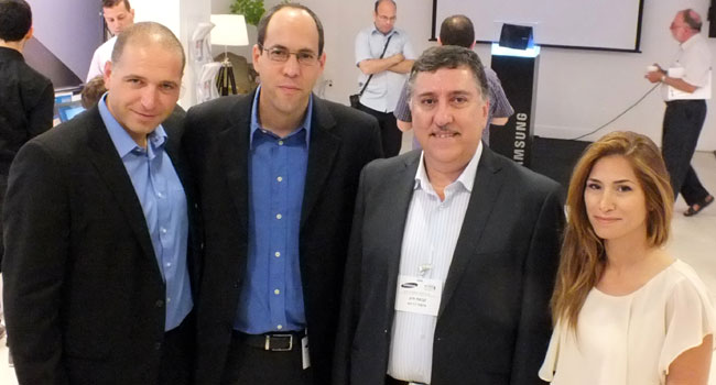 חושבים שיווק. מימין: ארזית שחל, מנהלת התקשורת השיווקית של קבוצת חיון, ארמו דריהם, סמנכ"ל השיווק והמכירות של קבוצת חיון, גיא היבש, מנהל פעילות ה-IT בסמסונג ישראל, וברק פלצ'י, מנהל מחלקת השיווק בסמסונג ישראל 