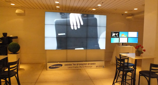 המחשב מסדרה 9 העשוי מדיורלומיניום (החומר ממנו בונים מטוסים) מוצג על קיר וידיאו המורכב מן המסכים המקצועיים של סמסונג 