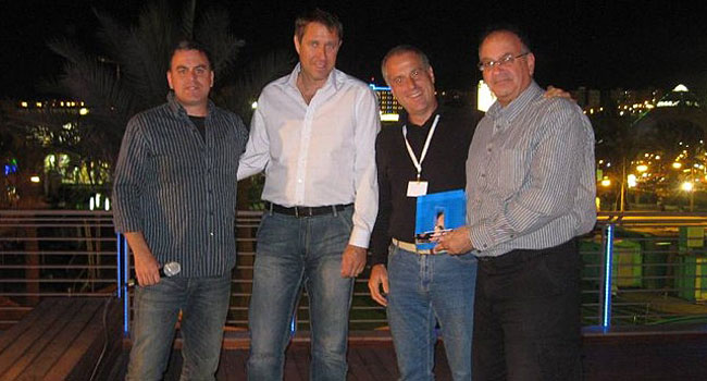 מימין: דני מועלם, מנכ"ל הראל, אבי נורמן, מנכ"ל TIE, קונסטנטין אברט, מנהל שותפים בנט-אפ EMEA, ינון וטשר, מנהל שותפים עסקיים בנט-אפ ישראל