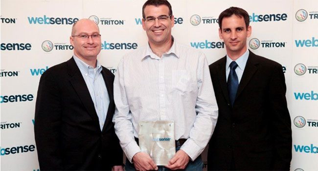 מימין: דן אריאל, סמנכ"ל ערוץ מכירות ב-Websense; רפי קוקוטק, מנכ"ל ספיידר פתרונות; מיילס קרט, סמנכ"ל ערוץ מכירות ב-Websense