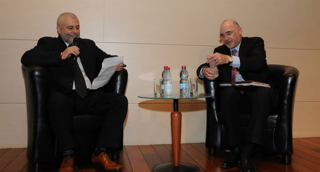 במקום הרצאה עם שקפים, האולם הוכרז כאיזור ללא פאואר-פוינט והרעיון היה של ריאיון: בקולה מראיין את אפותקר. וזה תפס