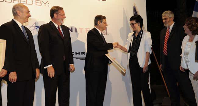 מימין: תמי גיא, מנכ"לית לשכת המסחר ישראל-אמריקה; דב קוטלר, מנכ"ל קבוצת ישראכרט, מנפיקת מאסטרקארד ואמריקן אקספרס בישראל; אירית בטאט, המנכ"לית האנרגטית של אמריקן אקספרס בישראל; דני איילון, סגן שר החוץ ושגריר ישראל בארה"ב לשעבר; סגן שגריר ארה"ב בישראל; חמי פרס, יו"ר לשכת המסחר ישראל-אמריקה