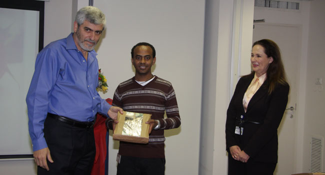 מימין: אירית איזקסון, יו"ר דירקטוריון ישראכרט, מלקמו מקוריה, איש QA בישראכרט, דב קוטלר, מנכ"ל ישראכרט