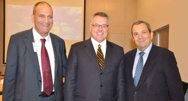 מימין: אהוד ברק, גרג בראון ושמעון דיק. צילום: דורון גלעד