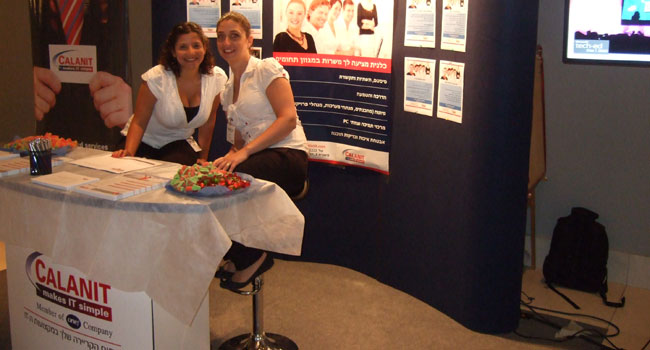 דוכן כלנית ביריד התעסוקה. מימין: רלי רז ויפעת אשכנזי - רכזות הגיוס של כלנית