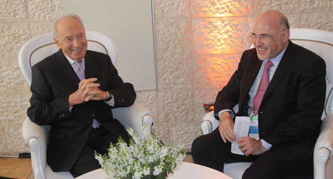 מימין: ליאו אפותקר, מנכ"ל HP העולמית, ושמעון פרס, נשיא המדינה. צילום: יוסף אבי יאיר אנגל