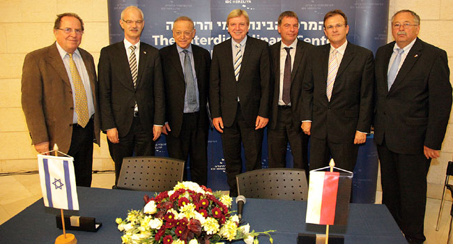 משמאל: פרופ' רפי מלניק מהמרכז הבינתחומי; פרופ' הנס יורגן פרומל, נשיא אוניברסיטת דרמשטט; פרופ' אוריאל רייכמן, נשיא המרכז הבינתחומי הרצליה; וולקר בופר, ראש ממשלת הסה; פרופ' פטר בוקסמן, אוניברסיטת דרמשטט; ערן אלראי, מנכ"ל Software AG  ישראל