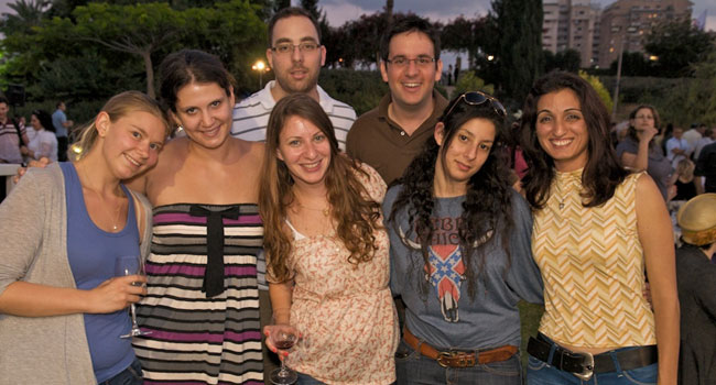 מימין: תמר שני שאול, יעל דרגן, תומר ברמן, יוסי אסרף, יוליה דובינסקי, אלונה גורקוב, ילנה רוגלנקו - כולם ממרכז השירות של מלם מערכות בירושלים