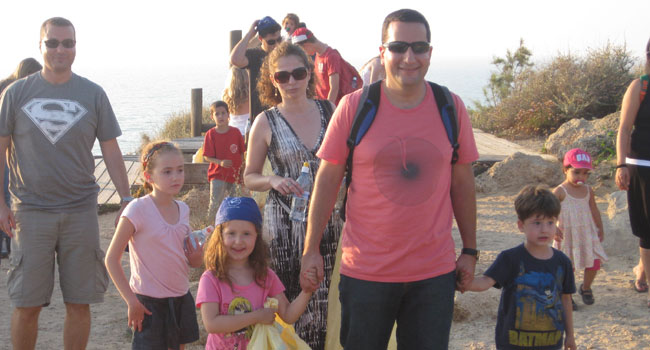 עובדי נס טכנולוגיות ובני משפחותיהם מנקים את הגן הלאומי חוף השרון