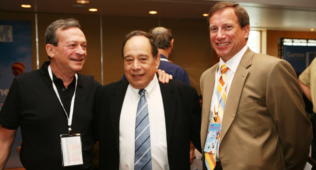 מימין: ג'ון קוסט, סגן נשיא בגרטנר העולמית, ברוך גינדין, מנכ"ל גרטנר המזה"ת, ויהודה זיסאפל, נשיא קבוצת רד-בינת ויו"ר התאחדות תעשיית האלקטרוניקה והתוכנה. צילום: עמיחי ינקוביץ'