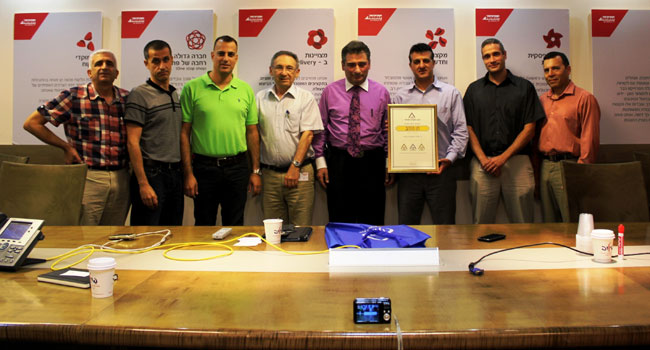 מימין: עופר הברמן, סמנכ"ל שירות טלדור תקשורת, רוני טאו, סמנכ"ל הנדסה טלדור תקשורת, טירן לוי, מנכ"ל טלדור תקשורת, אינג' אלי כהן קגן, עו"ד ראש אגף איכות והסמכה במכון התקנים, יהודה גינתי, מנהל איכות טלדור, עופר ישראלי, סמנכ"ל מכירות טלדור תקשורת, ליאור מצא, COO טלדור תקשורת, וחגי רוזנבלום, מנהל פיתוח עסקי טלדור תקשורת