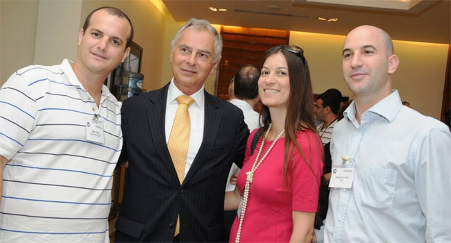 שניים שניים. מימין: כפיר בירנבוים, Sales Specialist באגף התקשורת של HP, לירון אלרועד, מנהלת פיתוח עסקי באנטרי פוינט, ניק ווטסון ואוהד פטל, מנכ"ל אנטרי פוינט