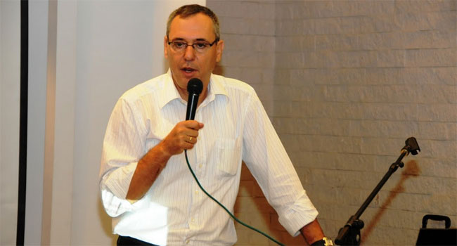 משה הלל, מנכ"ל TI ישראל, מברך את המשתתפים ונוטע מוטיבציה בעובדי החברה