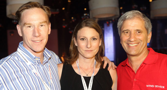  מימין: יובל צוק, מנכ"ל ווינד ריבר ישראל והמזה"ת, ליסה מרטין, דירקטור שיווק EMEA בווינד ריבר וג'ים דאגלס, סגן נשיא בכיר בווינד ריבר. צילום: ניר שמול