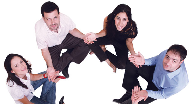 יושבים במעגל. צוות חטיבת פתרונות תוכנה