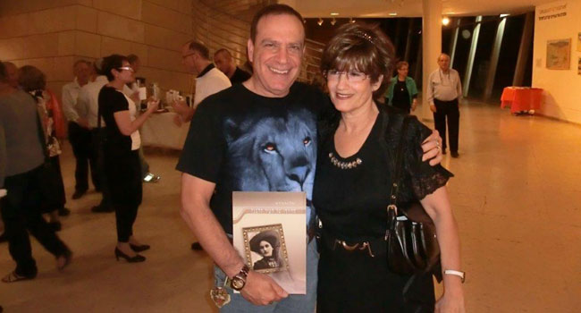 יעל נוי (נויבירט), המוזיקולוגית, האמנית ומחברת הספר ההיסטורי על צינה דיזנגוף, ופלי הנמר, האוחז בעותק שרכש במקום, לפני שאזל המלאי