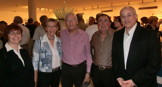 ימבי נמצא. ד"ר אורי אנגלהרד, מנמ"ר המשטרה בעבר; אפרים מץ (ימבי), מנמ"ר בנק ישראל בעבר; הרעיות של מץ ואנגלהרד