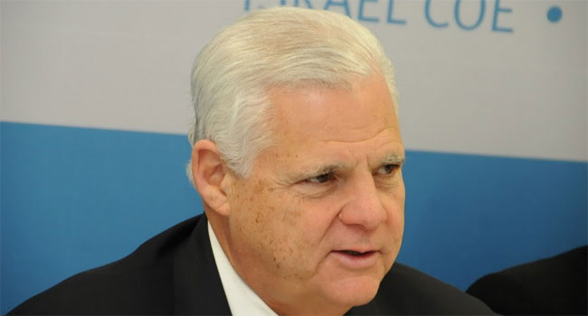 חתן השמחה, ג'ו טוצ'י, מקשיב לפני שמשיב. תכונה נאה ואופיינית לו