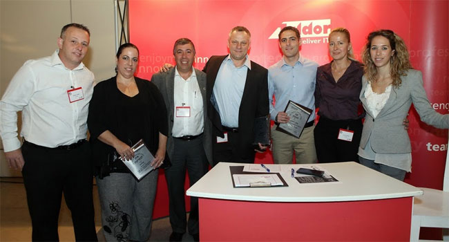 צוות אנשי טלדור, מימין: איילת ניצן, מנהלת שיווק, טלדור; פולינה פברי, סמנכ"ל לקוחות, טלדור; עדי פלורנטין, מנהל תחום מתודולוגיות וכלים לפיתוח תוכנה, חטיבת טכנולוגיות ותכנון, בנק דיסקונט; אריה רימיני, מנכ"ל טלדור; יוסי ארואסטי, סמנכ"ל מגזר ציבורי, טלדור; ג'יג'י אשכנזי, סמנכ"ל מגזר פיננסי, טלדור; אופיר קרקו, מנהל תחום יועצים, טלדור
