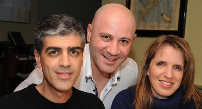 שרת-לקוח: אתי בן זאב, מנהלת אגף תשתיות בחטיבת טכנולוגיה ותפעול, בנק הפועלים; יוסי קריכלי, מנהל מגזר פיננסים, HP; אלי הרמס, מנהל אגף תפעול בחטיבת טכנולוגיה ותפעול, בנק הפועלים