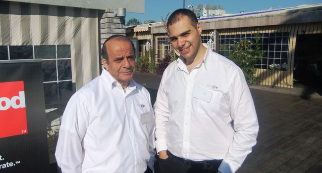 תופסים שמש. מימין: רון כהן, המנהל הטכני של InnoCom, וציון עזרא, סמנכ"ל המכירות של InnoCom